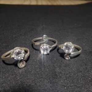 Anel Prata Ajustável Zircônia 6mm Garras — Galeria