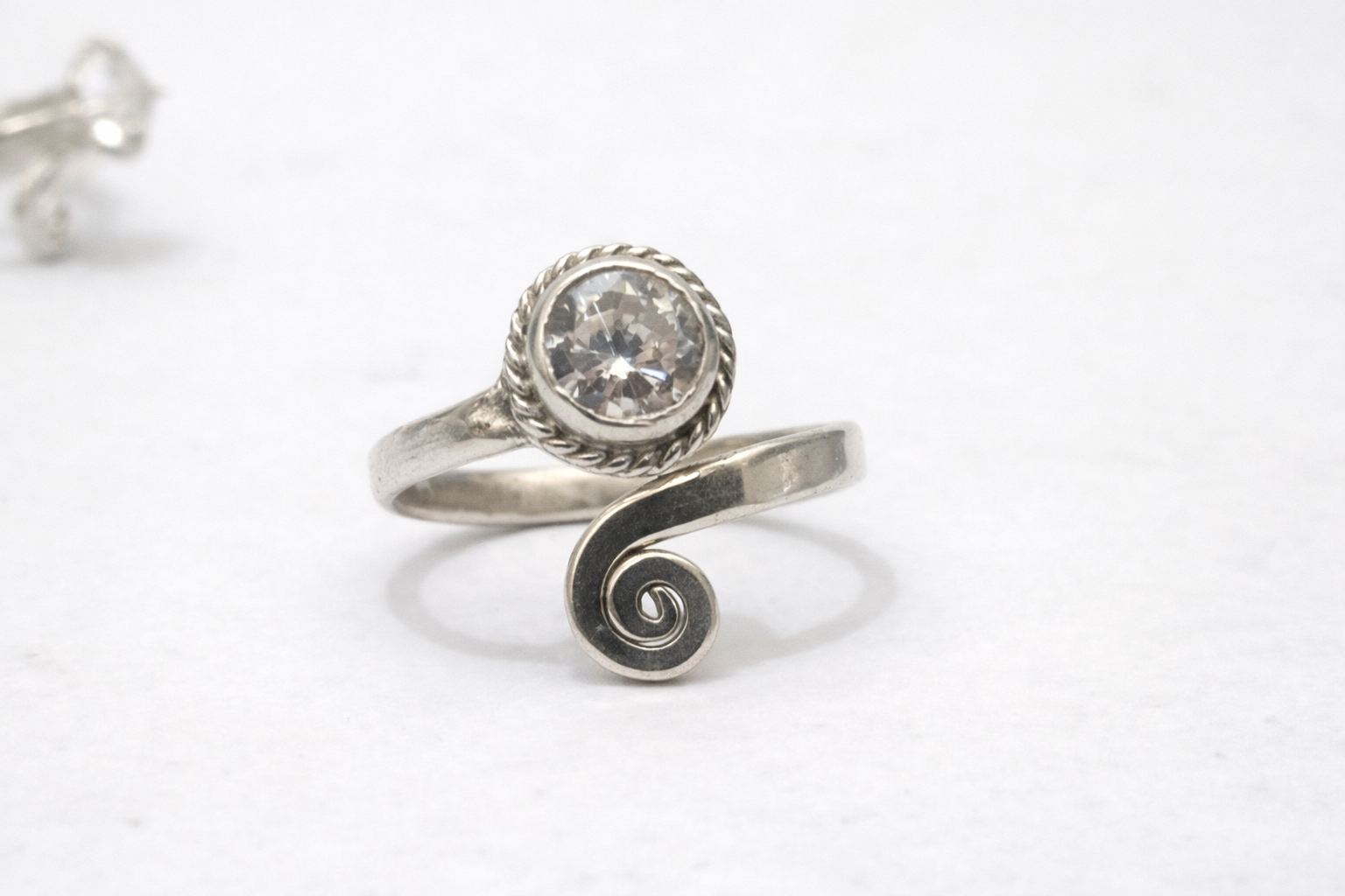 Anel Prata Ajustável Zircônia 6mm Torcido